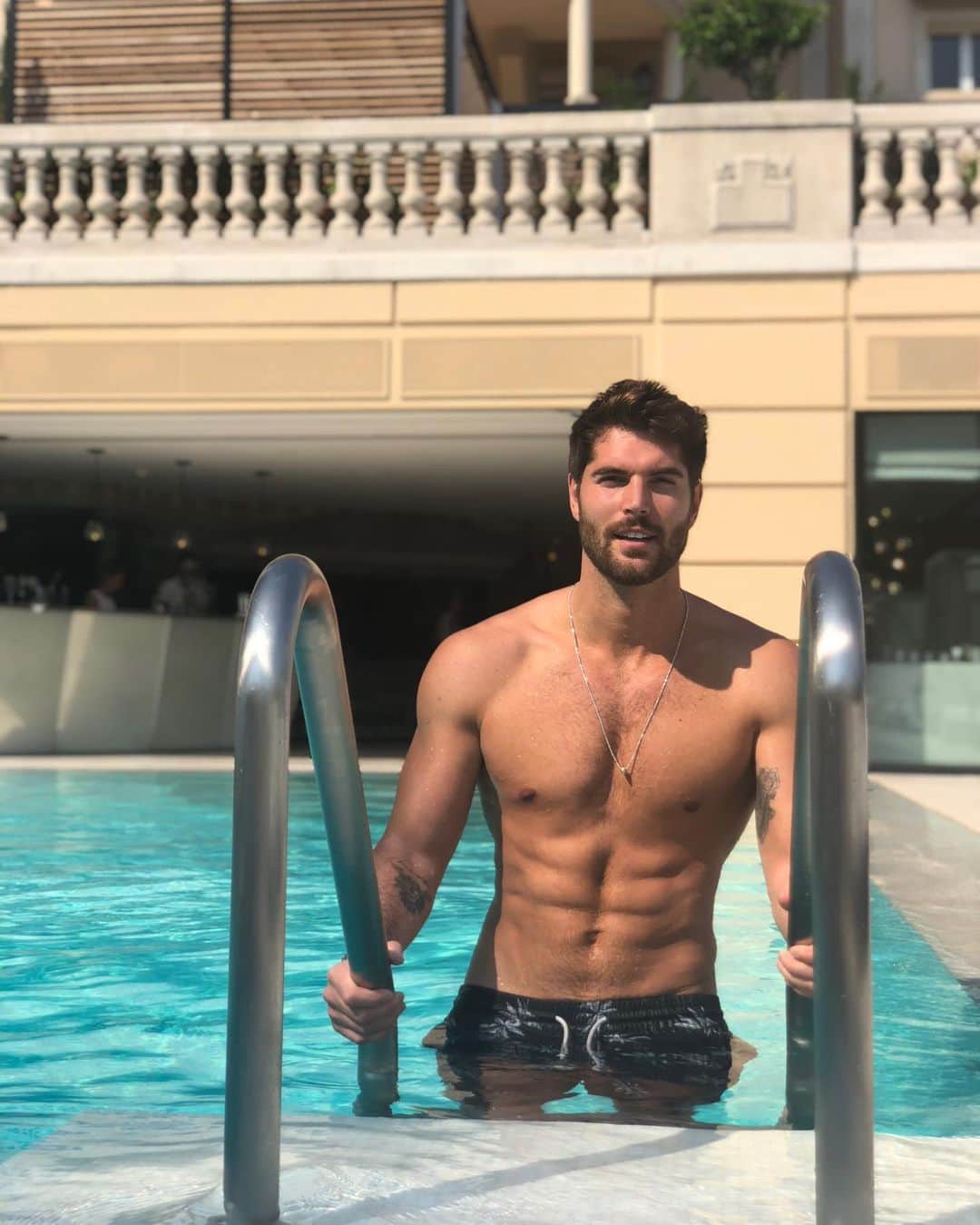 ニック・ベイトマンのインスタグラム：「Just ordered waffles to the pool, what an age to be alive」