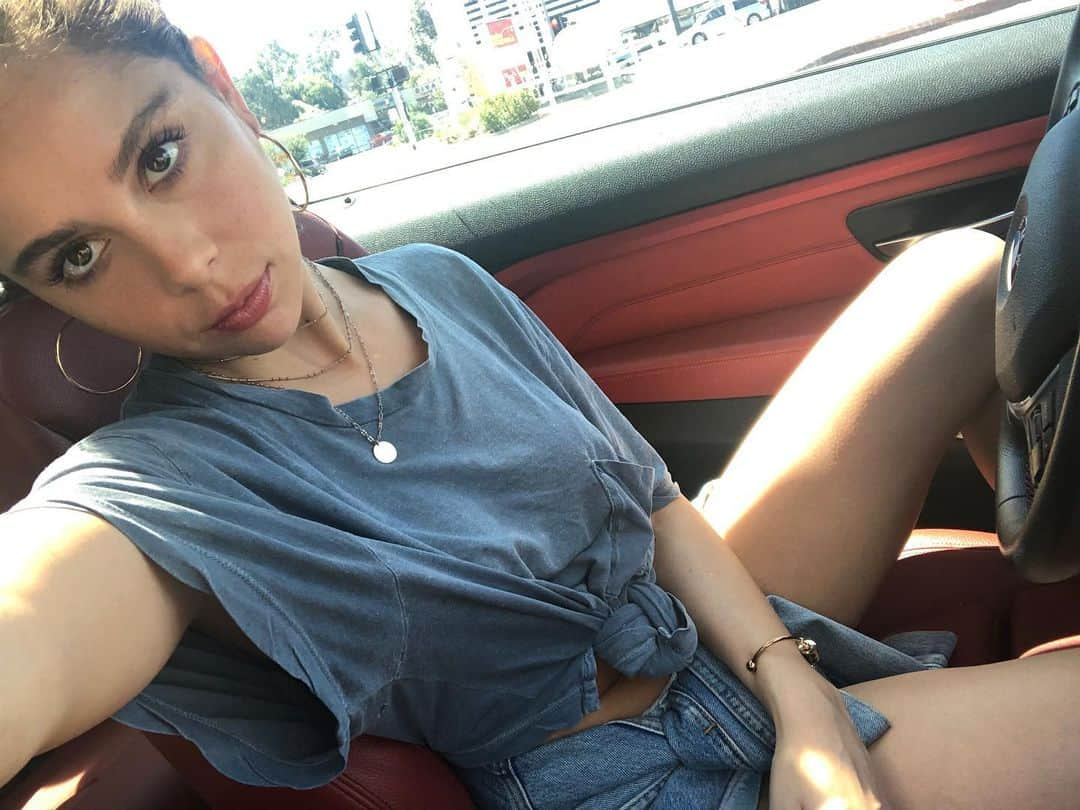 マッケンジー・ヴェガさんのインスタグラム写真 - (マッケンジー・ヴェガInstagram)「I spend more time sitting, “about to get out of my car” than I intend to. Wonder how much time that is added up over a lifetime 🙊」8月14日 3時28分 - makenzievega