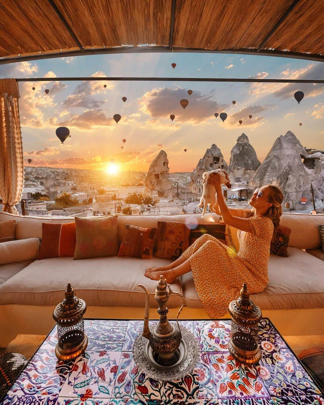 Izkizのインスタグラム：「Puppies and balloons, two of my favourite things 😍 My Lion King Moment with Izmir 🐶 on the roof terrace at @artemiscavesuites 🎈」
