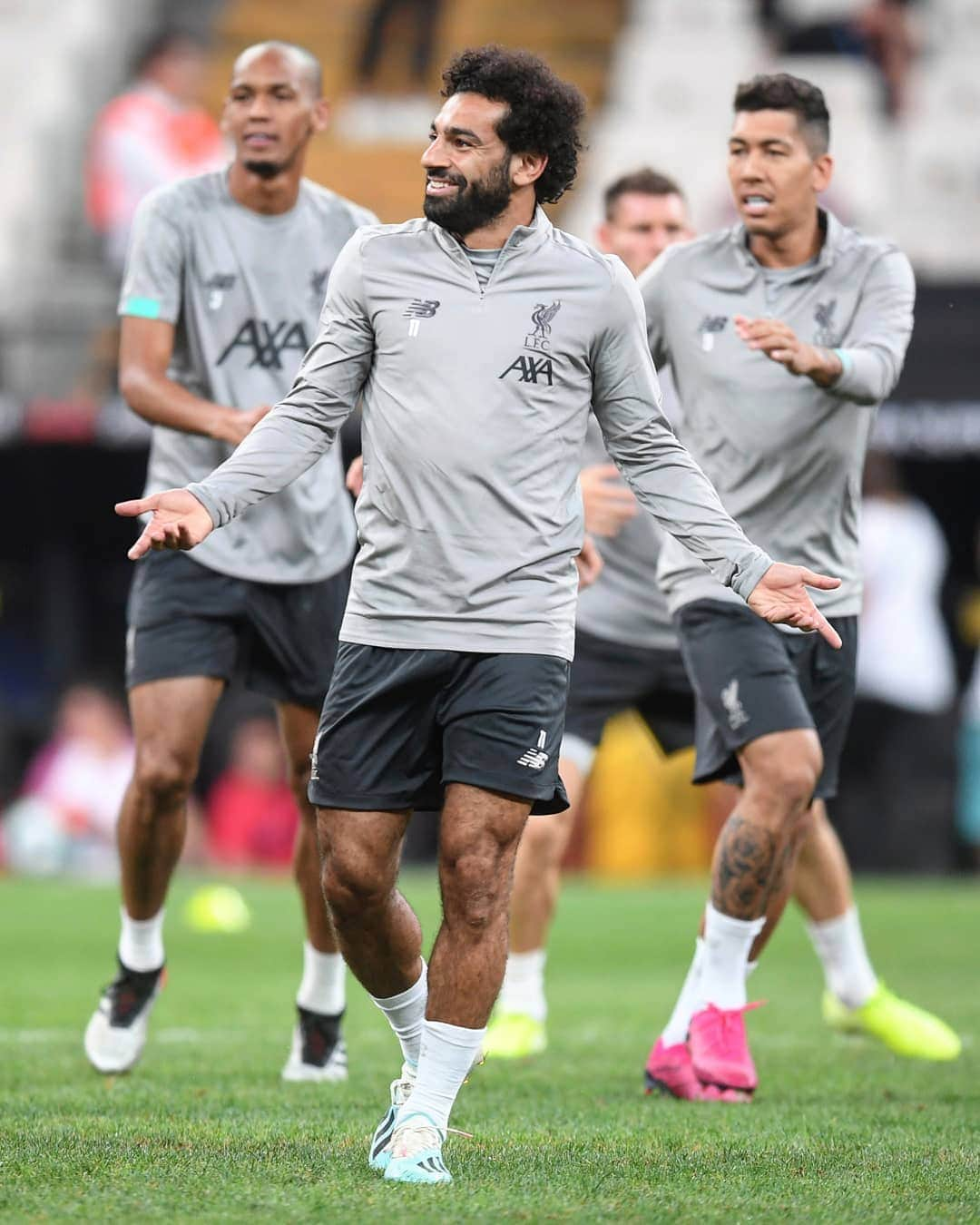 UEFAチャンピオンズリーグさんのインスタグラム写真 - (UEFAチャンピオンズリーグInstagram)「Caption this 🤣👇 #SuperCup #LFC #Salah」8月14日 3時33分 - championsleague