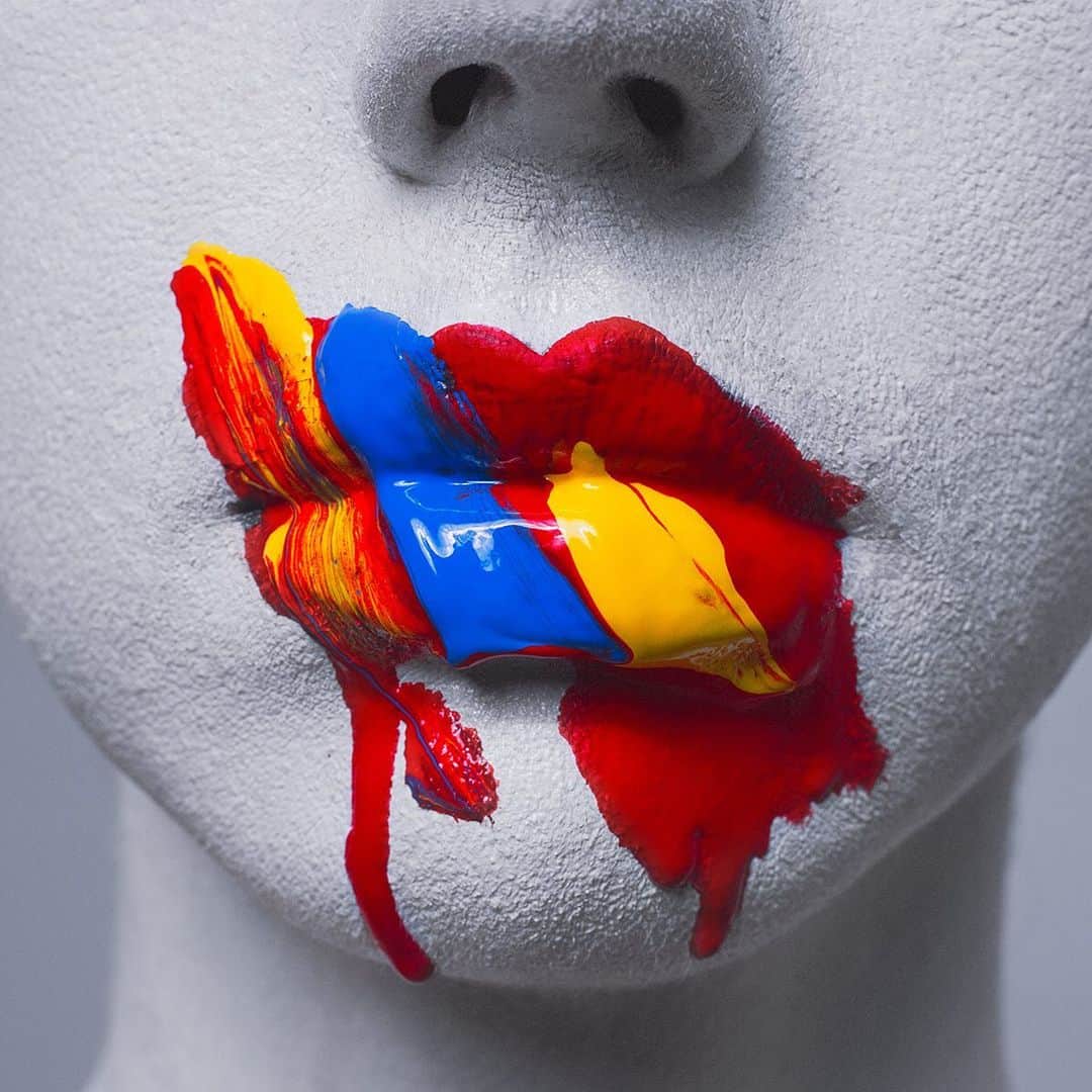 タイラー・シールズのインスタグラム：「Primary Lips. Primary colors are colors that can blend together to create each other, this is the definition of friendship, where one friend is weak another is strong, finding people in your life who blend into your world easily, is so important, find the people who blend not clash. This is an unedited color film transparency, which will be on display for the first time in my next show in Dallas September 14th, at the Samuel Lynne Galleries. It took a lot to perfect this print, it took even more to perfect the photo. Any guess on who’s lips these are?」