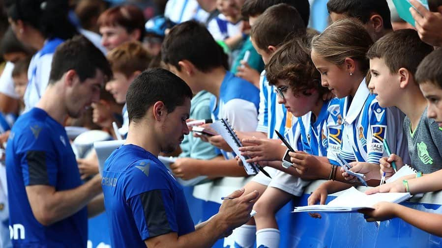 レアル・ソシエダさんのインスタグラム写真 - (レアル・ソシエダInstagram)「‪🤩🙌💙⚪️‬ • ‪#AurreraReala #RealSociedad‬」8月14日 3時48分 - realsociedad