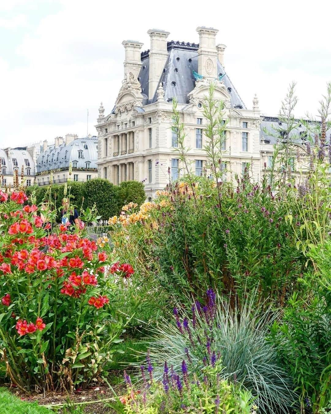 Travel + Leisureさんのインスタグラム写真 - (Travel + LeisureInstagram)「This gorgeous French formal garden has plenty to keep you amused! Get our full list of the best parks in Paris at the link in bio. #tlpicks courtesy of @clangart」8月14日 3時50分 - travelandleisure