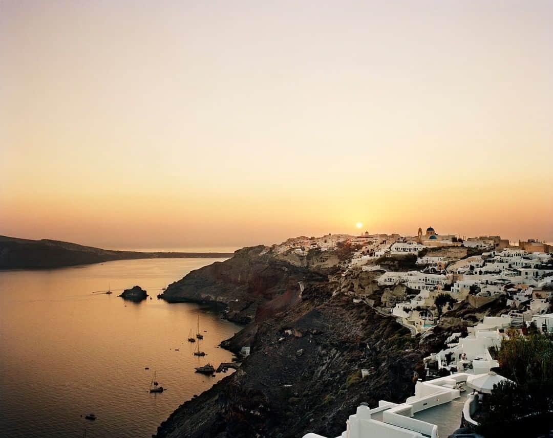 National Geographic Travelさんのインスタグラム写真 - (National Geographic TravelInstagram)「Photo by @jessicasample | Some places are famous for a reason, like Santorini that has some of the most epic sunsets. It's worth spending a little extra on a hotel with a good view in Oia so that you can escape the crowds trying to photograph the sunset from the streets.  #santorini #greece」8月14日 4時03分 - natgeotravel