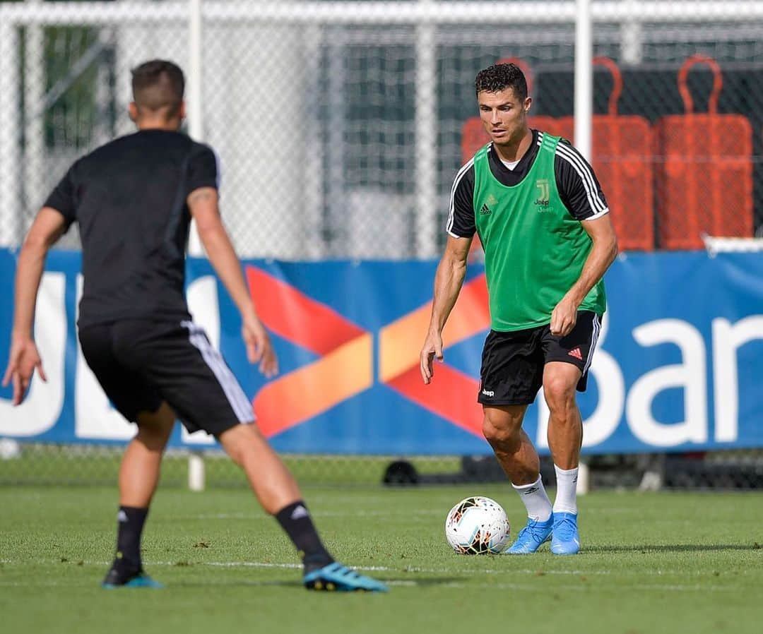 クリスティアーノ・ロナウドさんのインスタグラム写真 - (クリスティアーノ・ロナウドInstagram)「Start of another week of training ⚽️👌🏻💪🏻」8月14日 3時55分 - cristiano