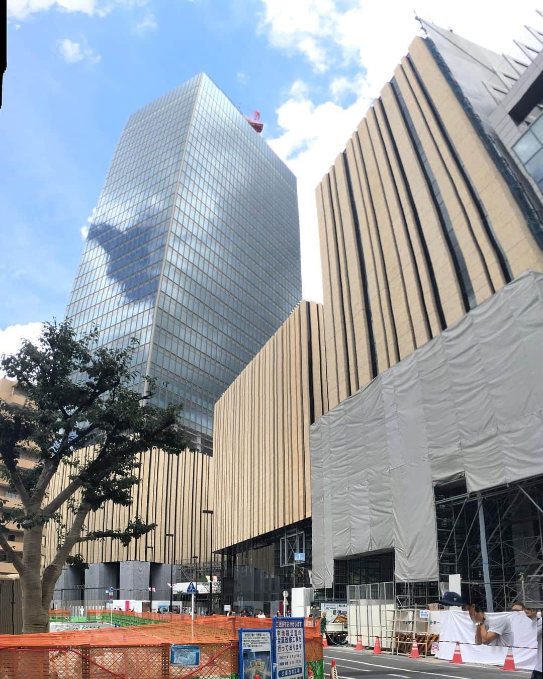 森田繁のインスタグラム：「池袋西口公園前、再来年オープンするというビル群はさながら巨大な墓標のよう。」
