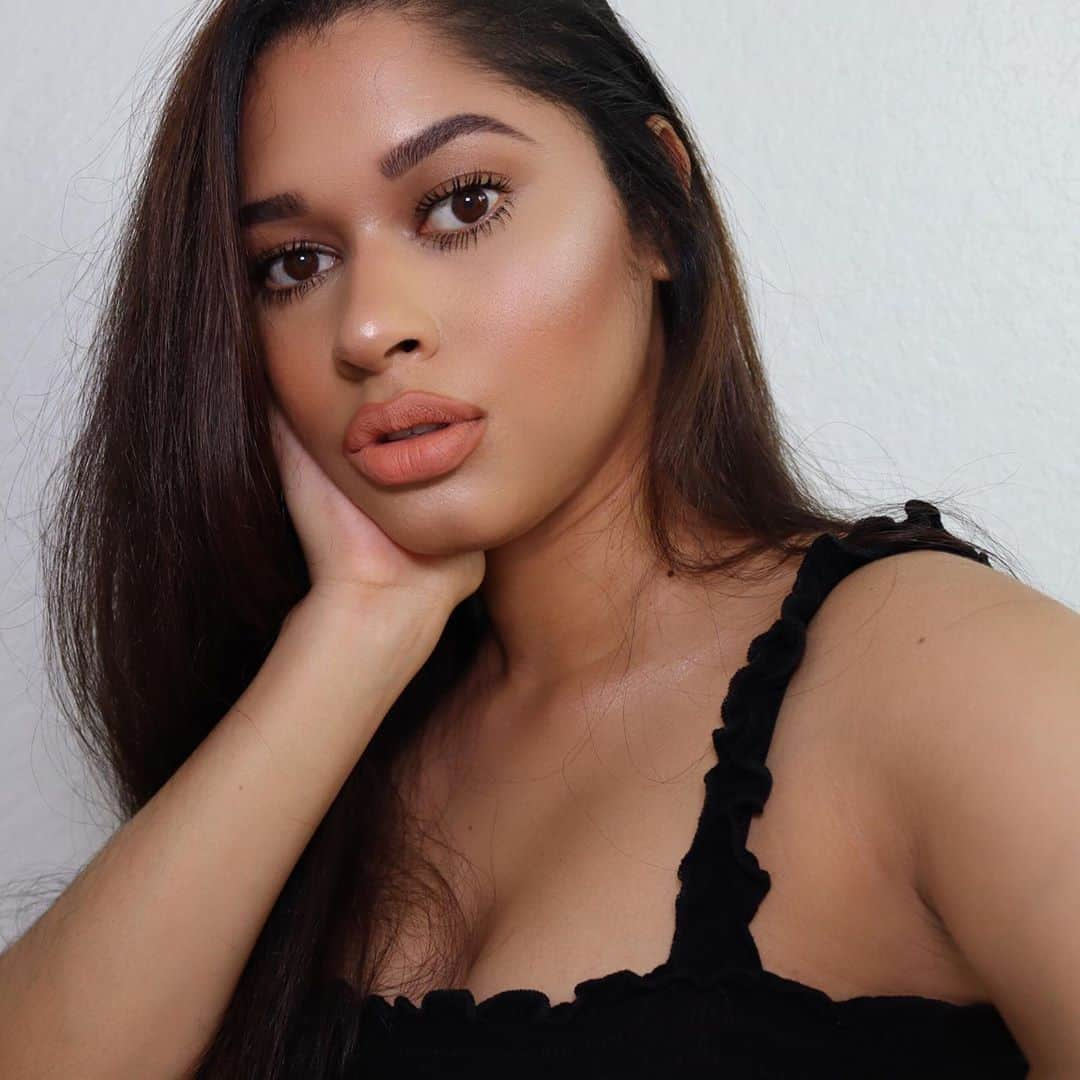 NYX Cosmeticsさんのインスタグラム写真 - (NYX CosmeticsInstagram)「@kilennyk achieves the perfect peachy nude lippie with our NEW Lip Lingerie Push-Up Long-Lasting Lip Color in 'Push-Up' 🍑💄 Available nationwide 💋 || #nyxcosmetics #nyxprofessionalmakeup #crueltyfreebeauty」8月14日 3時59分 - nyxcosmetics