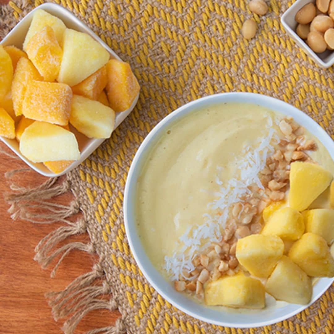 Dole Packaged Foods（ドール）のインスタグラム：「Smoothie bowls make the ultimate summer breakfast. Skip the mess and cut down on food waste by using already prepared frozen Dole Mango and Pineapple Chunks in your Island Smoothie Bowl recipe.」