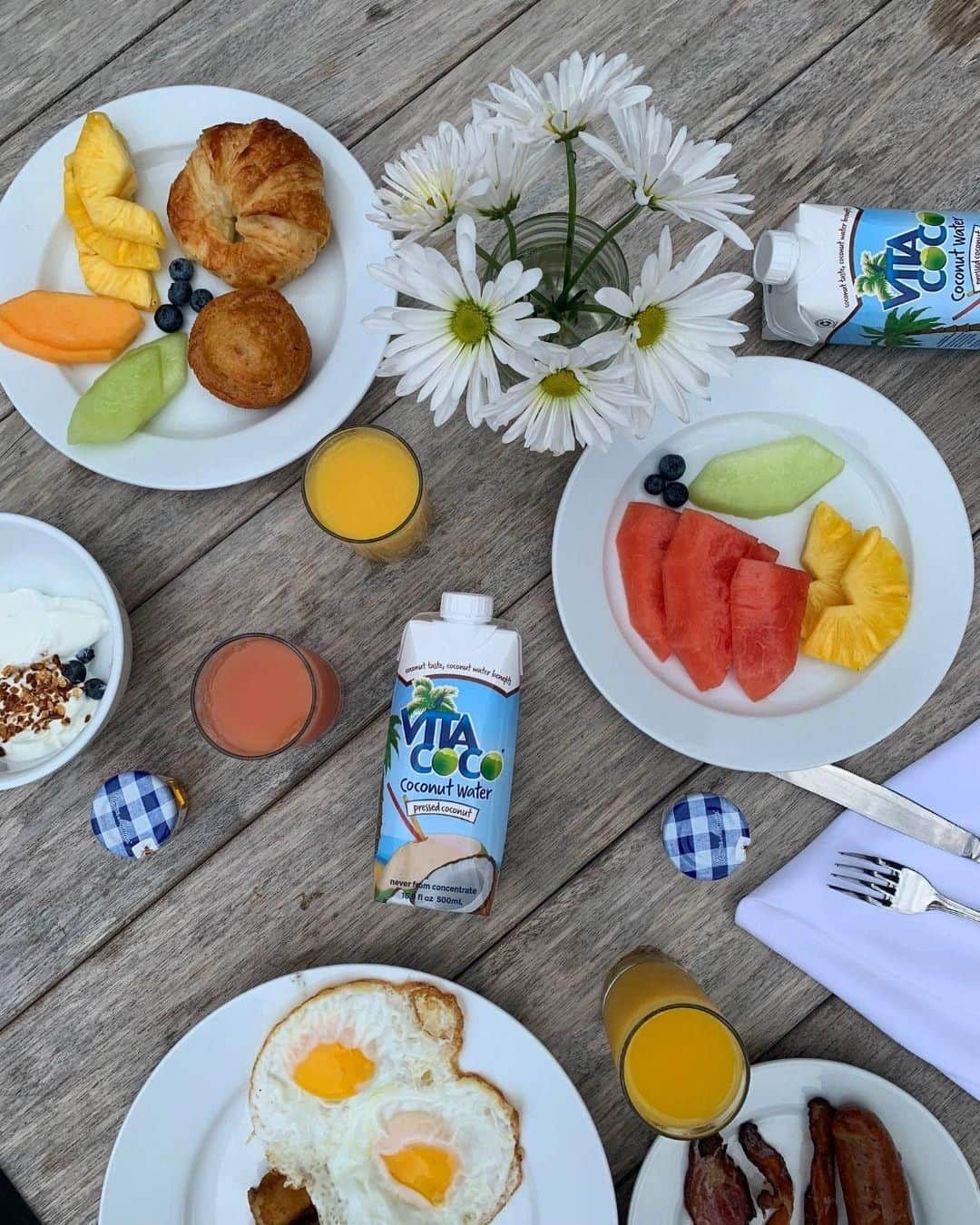 Vita Coco Coconut Waterのインスタグラム：「That breakfast spread though」