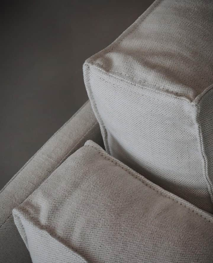 eilersenさんのインスタグラム写真 - (eilersenInstagram)「It's all about the little details. Slimline has a beautiful stitching framing the cushions, craftsmanship at its best. Photo by @elisabeth_heier⁠ #Eilersen #Eilersenfurniture #slimline #designdetail⁠ ⁠⁠ •⁠ •⁠ • ⁠ #interiordesign #design #homedecor #sofa #danishdesign #inredning #hem #interiør #interiorlovers #interior123 #interiordesign #modernliving #minimalism #nordiskehjem #furniture #interiors ⁠」8月14日 4時00分 - eilersen