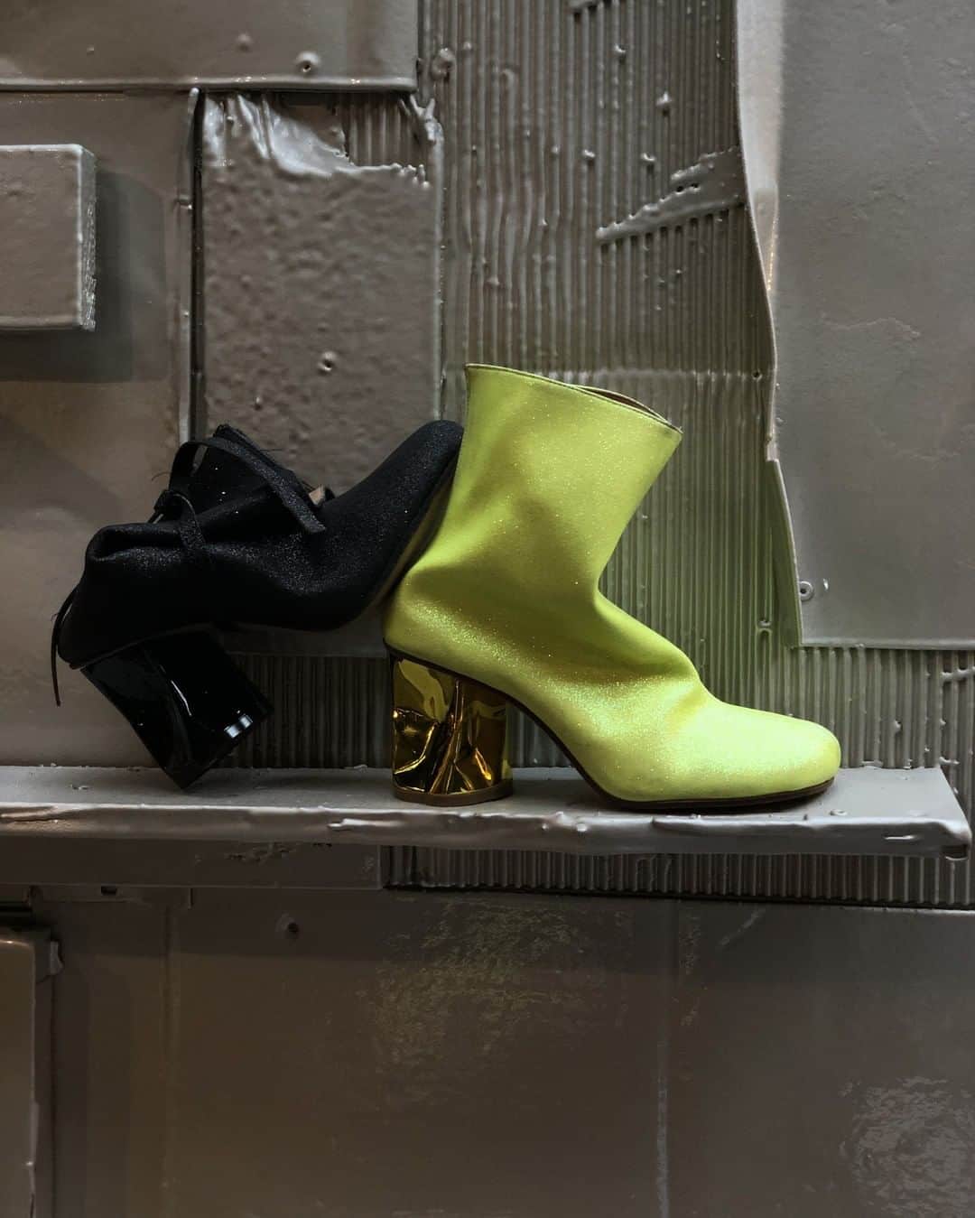 レクレルールさんのインスタグラム写真 - (レクレルールInstagram)「These classic, round-toe ankle boots have been reimagined with a contemporary edge. They feature the new crushed block heel design concept, a bold and innovative style inspired by the notion of collision. @MaisonMargiela FW19 collection is available at Leclaireur Sévigné and Boissy D'anglas #Leclaireur #LeclaireurSevigne #LeclaireurBoissy #LeclaireurStyle #Margiela」8月14日 4時01分 - leclaireur