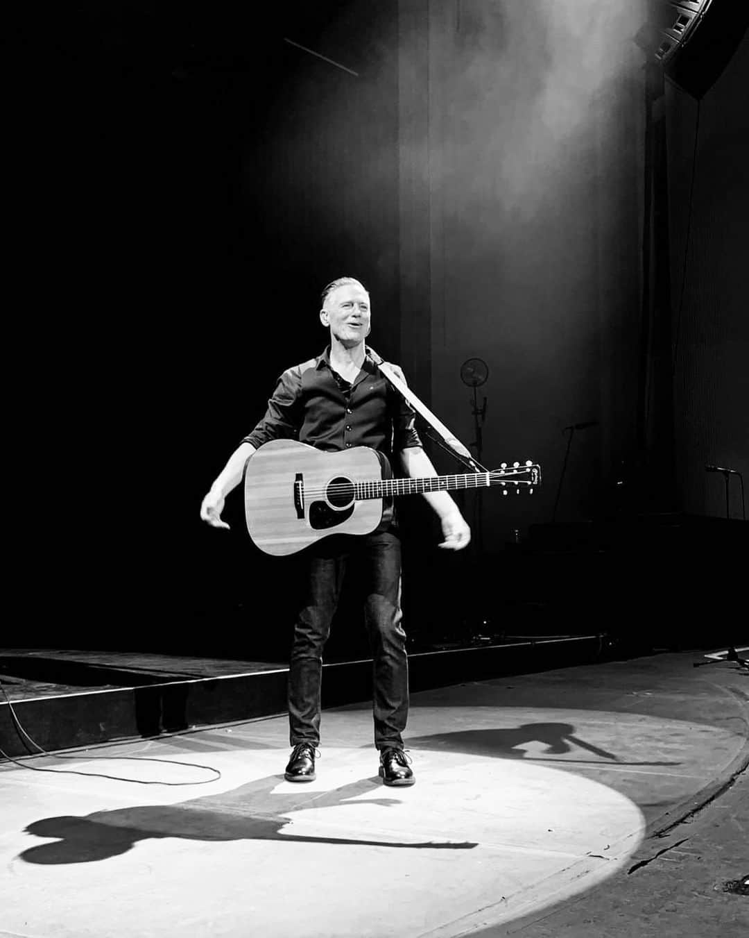 のインスタグラム：「Photo from the show in NJ last weekend. #bryanadamsshinealight」