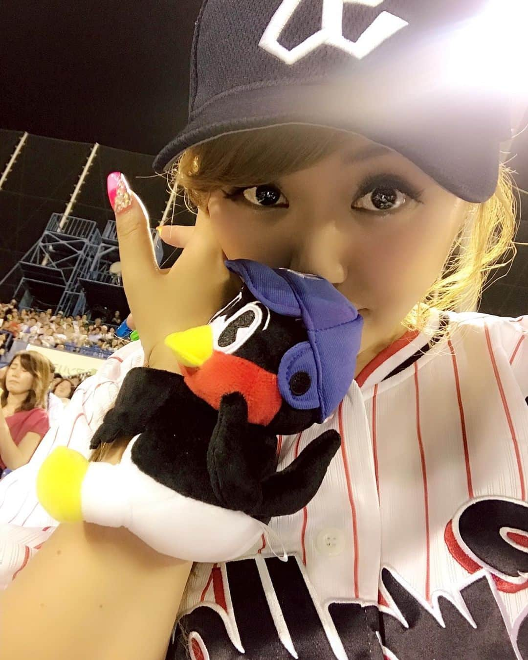 なちゅさんのインスタグラム写真 - (なちゅInstagram)「#今年4回目 #神宮 #⚾️ 勝った💙💚 最高❤  今まで2勝2敗 野球ってこんな楽しいのか！(笑)✩.*˚ って毎回なる(笑) 歓声とかコールがワクワクで鳴り止まない⚾️✨幸せだぁっ✩.*˚ #すわほー #ヤクルトスワローズ #ヤクルトスワローズファン #swallows #つば九郎 #つばみ #神宮球場 #神宮球場花火 #勝利 #横浜ベイスターズ #サザエさん #マスオさん #逆転  #野球観戦 #燕パワー」8月14日 4時01分 - nachudesu1223