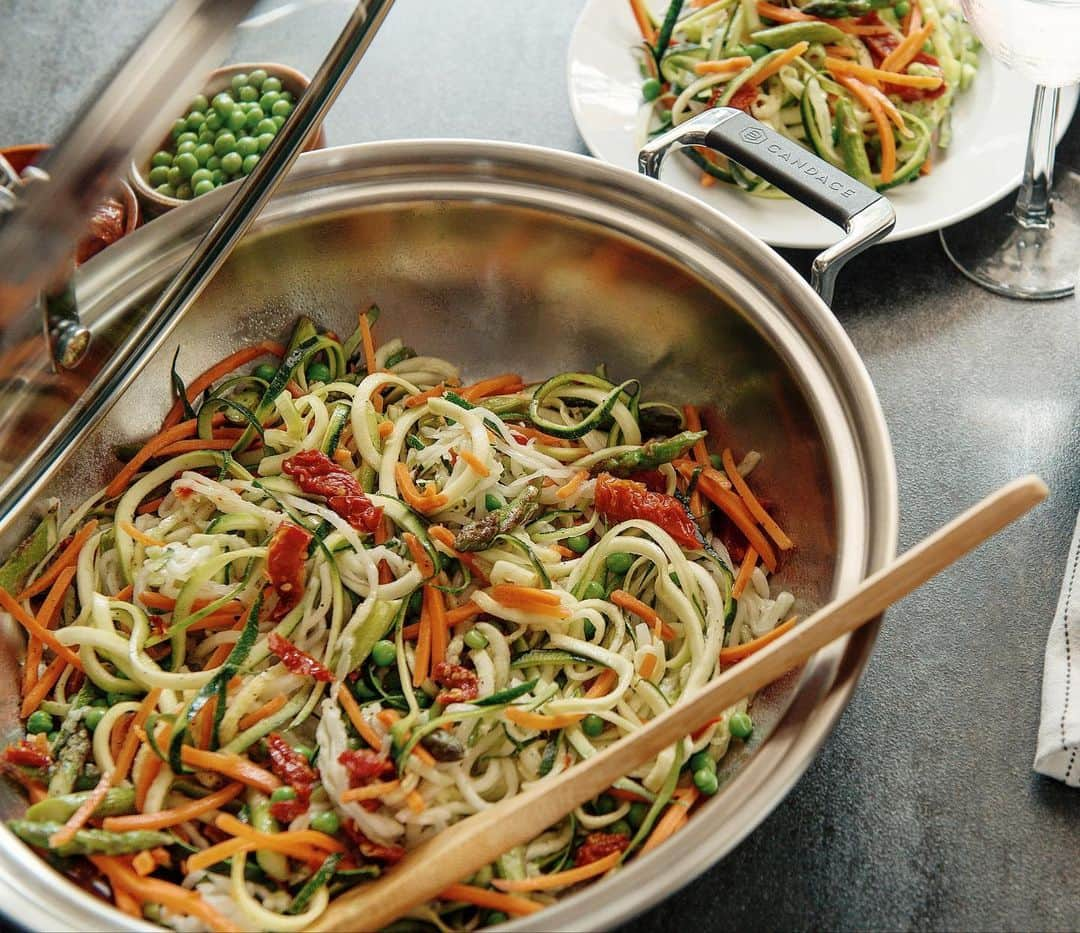 キャンディス・キャメロン・ブレさんのインスタグラム写真 - (キャンディス・キャメロン・ブレInstagram)「My Zesty Zoodle Salad recipe has been my absolute GO-TO this Summer to make for my family & friends 😋🥗💚 @cookcraftco is giving you everything you need, with step-by-step instructions on their website AND I’ll also be making it with the help of my friend @cameronmathison THIS Friday on @homeandfamilytv 🙌🏼✨ Click the link in my bio for more!! @cookcraftco #cookcraftco - Shoutout to @rachaelsgoodeats for the recipe inspo」8月14日 4時02分 - candacecbure