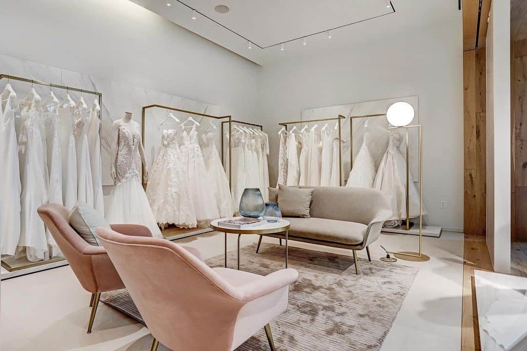 Pronoviasさんのインスタグラム写真 - (PronoviasInstagram)「Follow us into the #PronoviasExperience and let our #BridalExperts show you the way to find your dream dress. Link in bio to find your nearest Pronovias store.」8月14日 4時02分 - pronovias
