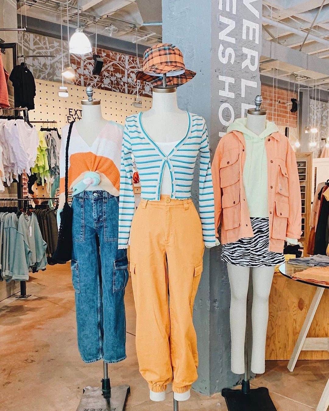 Urban Outfittersさんのインスタグラム写真 - (Urban OutfittersInstagram)「@UOSeattle with the late-summer looks. #UODisplay  @elishreve」8月14日 4時04分 - urbanoutfitters