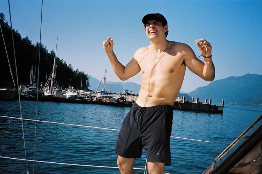 ノア・センティネオのインスタグラム：「Dad, I sail.」