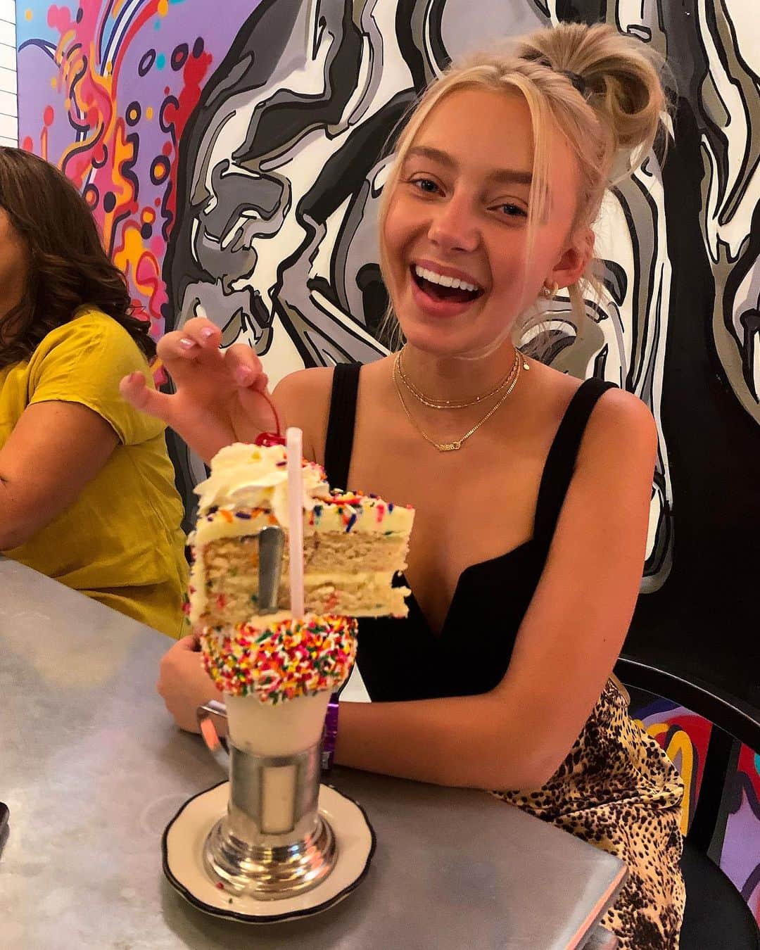 Cassie Brownさんのインスタグラム写真 - (Cassie BrownInstagram)「Late night strolls in Vegas lead to unhealthy choices🍰」8月14日 4時16分 - cassieg