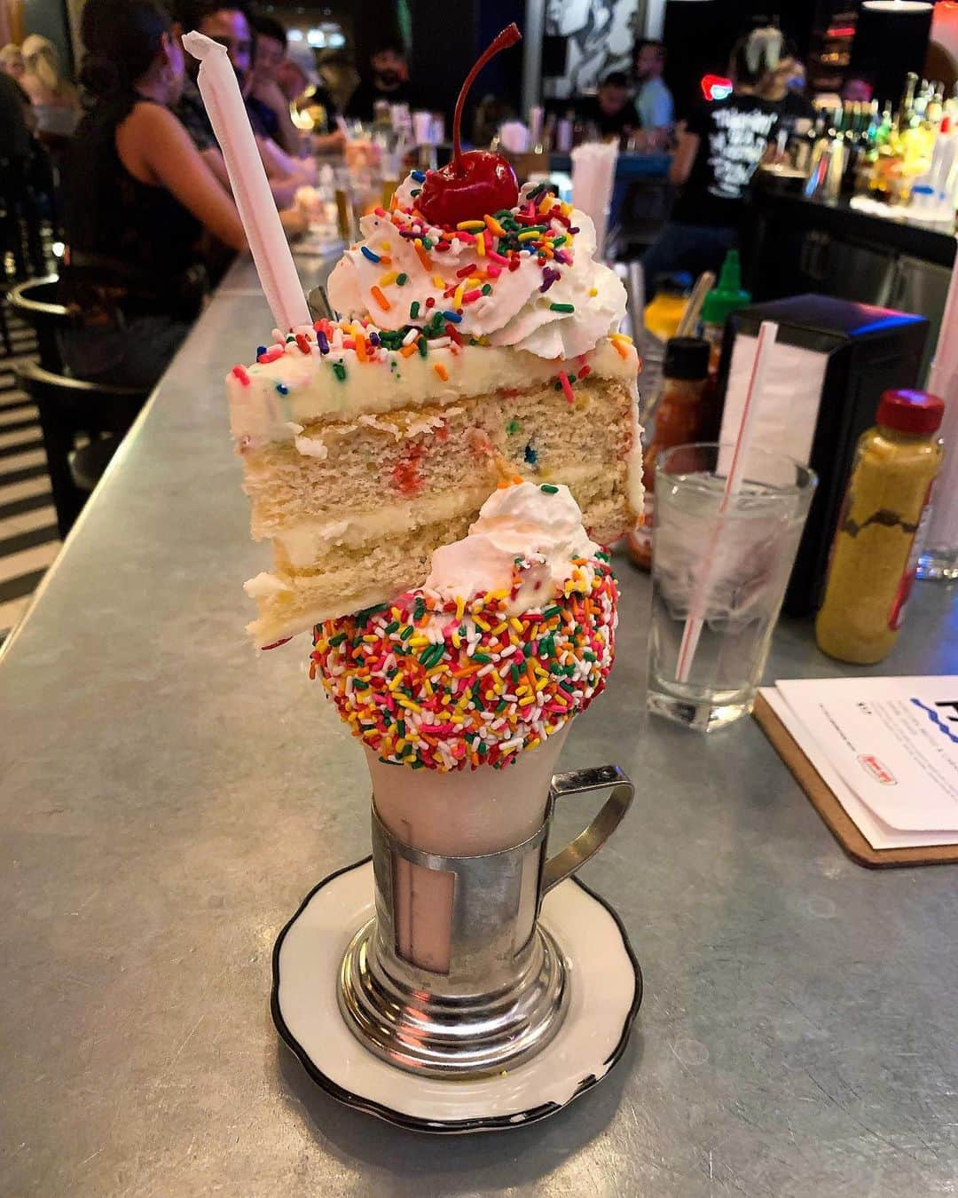 Cassie Brownさんのインスタグラム写真 - (Cassie BrownInstagram)「Late night strolls in Vegas lead to unhealthy choices🍰」8月14日 4時16分 - cassieg