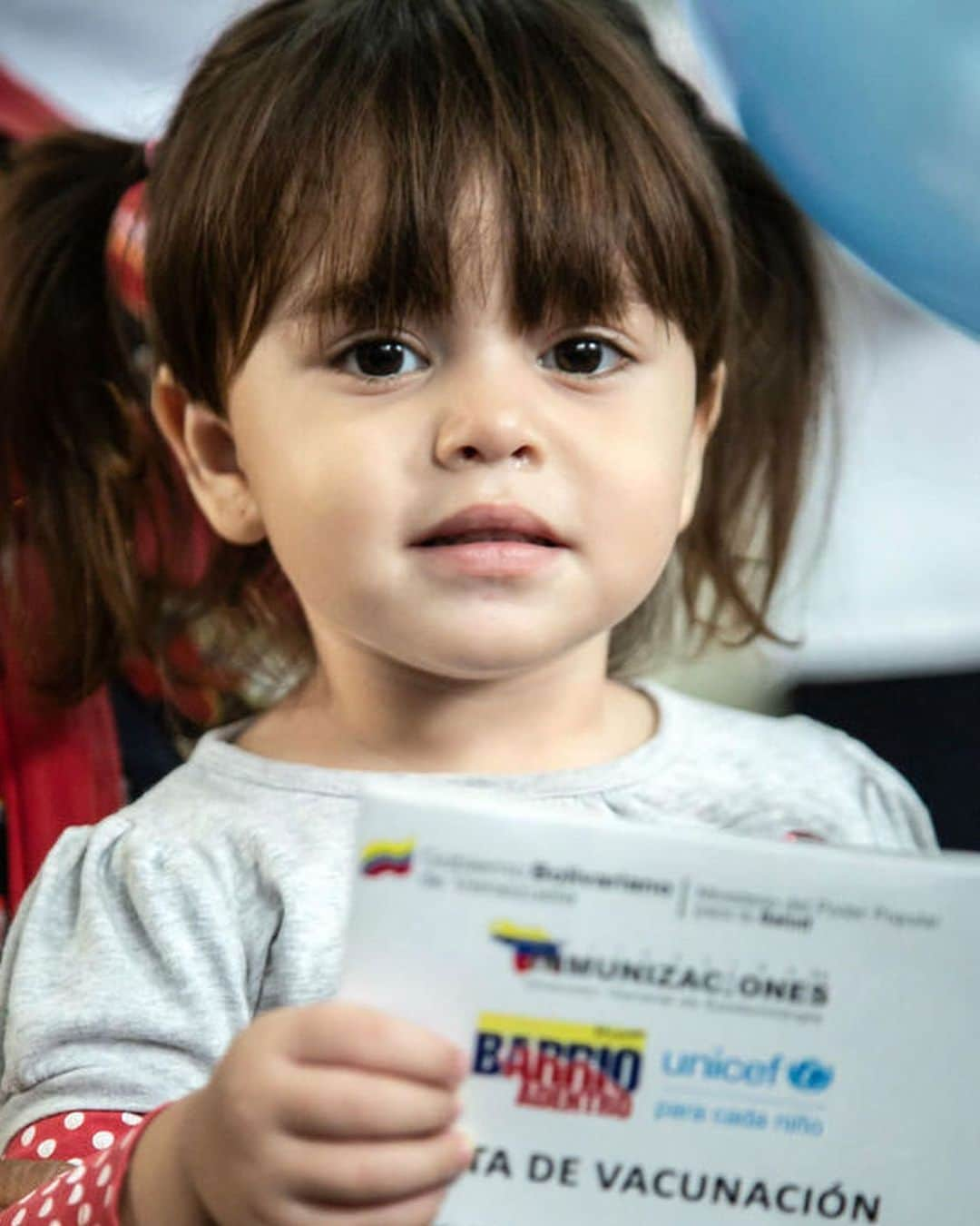 unicefさんのインスタグラム写真 - (unicefInstagram)「Elizabet is one year old, and she’s just taken her polio vaccine in Venezuela. As part of a mass vaccination campaign, we’ve helped reach 3.1m children under the age of six to keep the country polio-free. #VaccinesWork © UNICEF/UN0329142 & UN0329143/Párraga」8月14日 4時18分 - unicef