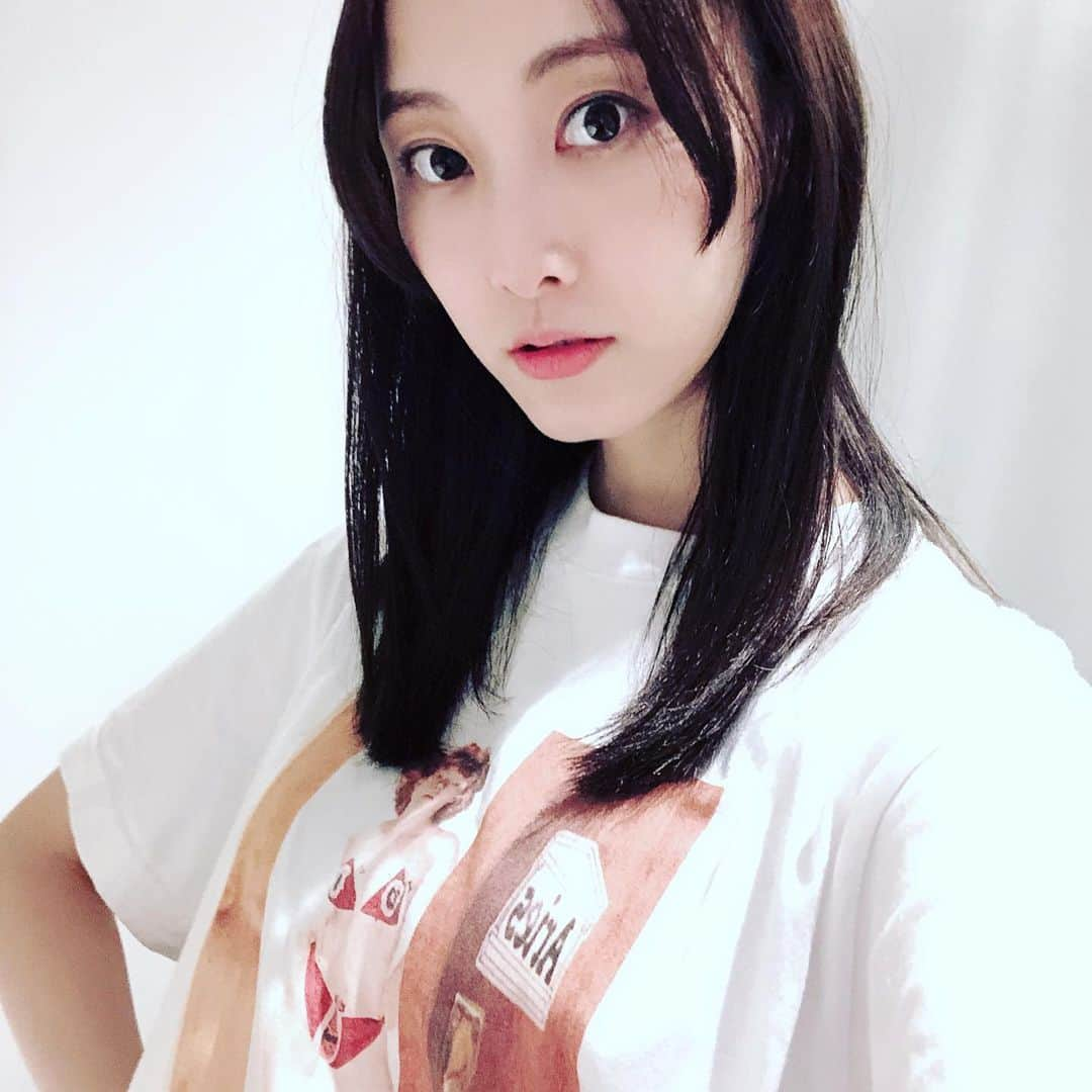 松井玲奈さんのインスタグラム写真 - (松井玲奈Instagram)「最近トマトブームです。 冷蔵庫を開くと、普通のトマト、フルーツトマト、プチトマト。 昨日は幕間にフルーツトマトを食べてました。さっぱりしてるから今の時期でも食べやすい。 あ、お弁当もいただきました。  桃、スイカ、メロン、トマト、キウイ。これがあれば幸せ。 #トマト #🍅」8月14日 9時52分 - renamatui27