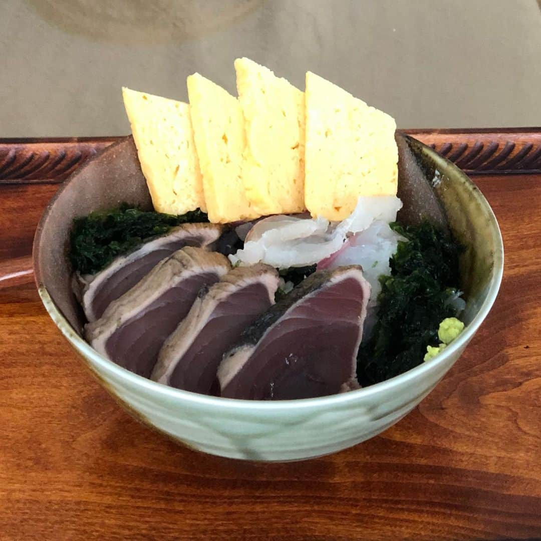 飯森範親さんのインスタグラム写真 - (飯森範親Instagram)「今朝はジョギングの途中、鯛と鰹のたたきを手に入れ、魚が大好きな長男に丼を作り…ただ、残念ながら鰹が美味しくなくて…苦笑 高知の鰹の味を知ってしまった息子にも『美味しくない…』と言われ…苦笑」8月14日 9時52分 - iimorimaestro