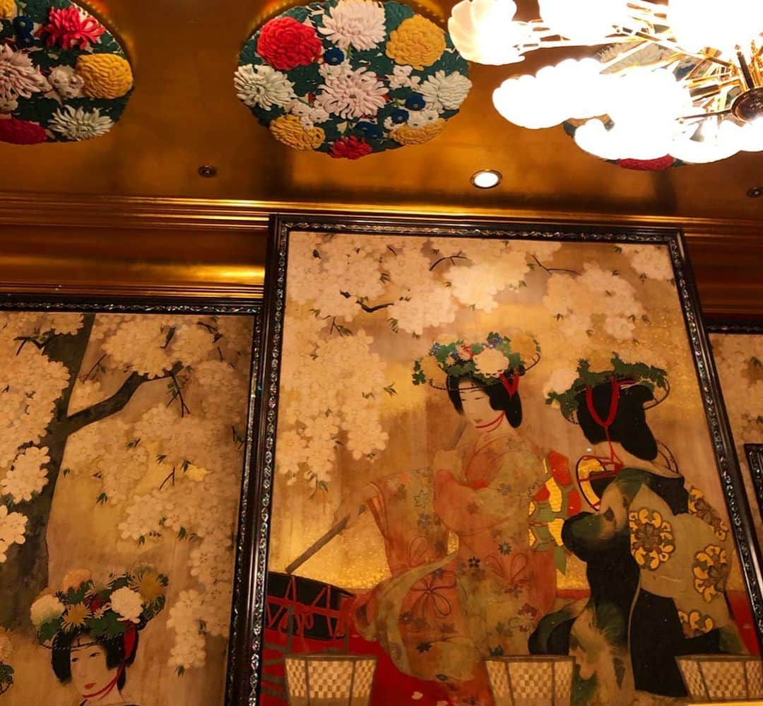マドモアゼル・ユリアさんのインスタグラム写真 - (マドモアゼル・ユリアInstagram)「. 昨日は家族に雅叙園の中華レストラン"旬遊紀"で誕生日を祝ってもらいました！🎂㊗️ このチャイナドレスはこの間ケイタマルヤマさんの京都のポップアップで購入しました🥰🀄️🏮 ところで円卓って日本発祥なの知ってましたか？？👀 しかもこちらの雅叙園の創始者の方が考案したもので、写真に写ってる螺鈿の円卓が現存する最古のものと言われるんです！🤭💥 そのテーブルでご飯、凄いテンションアガりました🥰 Birthday dinner with my family at “Shunyuki” in @hotelgajoentokyo ❤️㊗️ Mandarin dress from @keitamaruyama_official 🥰 #雅叙園 #旬遊紀 #中華料理 #チャイナドレス」8月14日 9時50分 - mademoiselle_yulia
