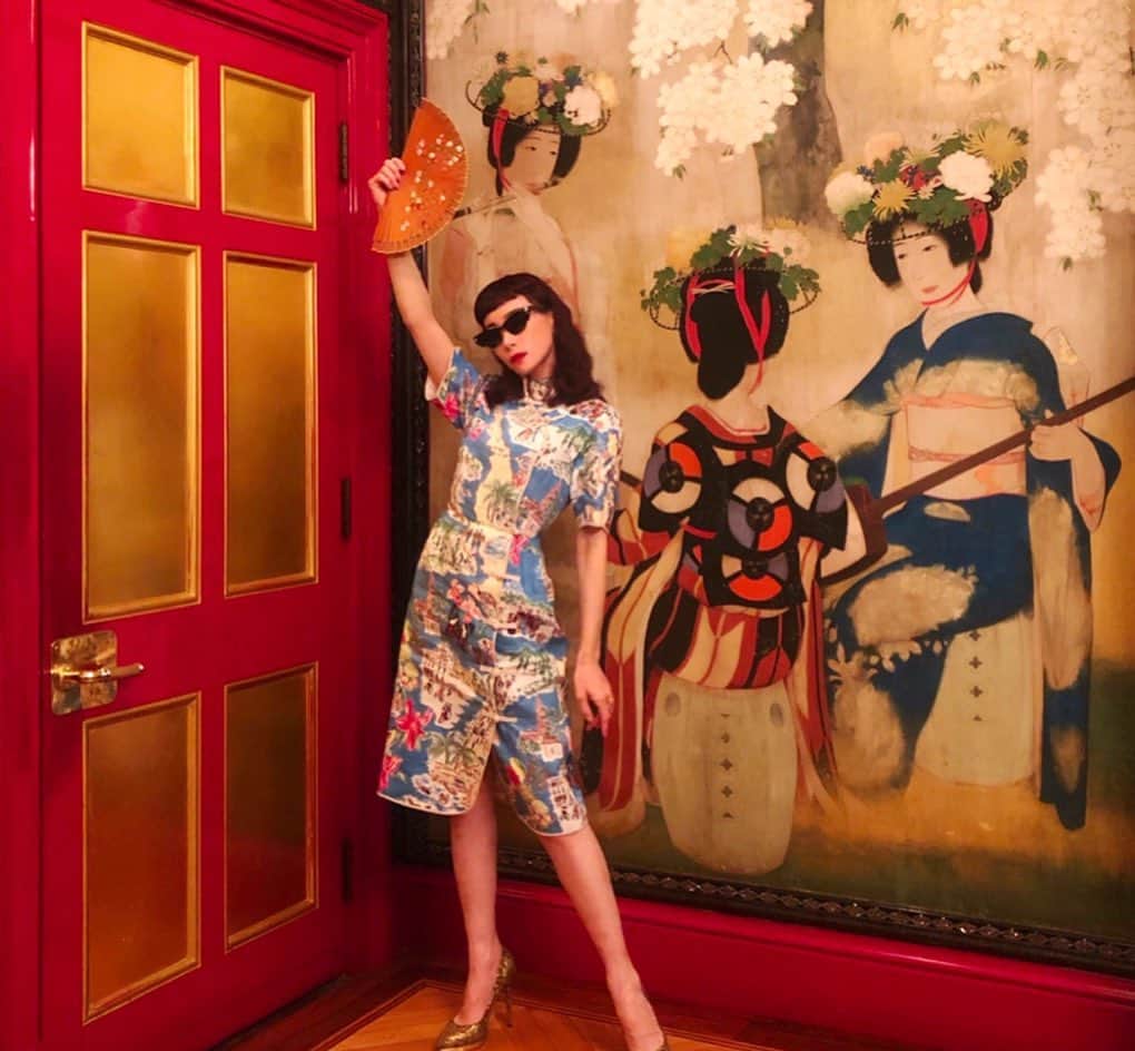 マドモアゼル・ユリアさんのインスタグラム写真 - (マドモアゼル・ユリアInstagram)「. 昨日は家族に雅叙園の中華レストラン"旬遊紀"で誕生日を祝ってもらいました！🎂㊗️ このチャイナドレスはこの間ケイタマルヤマさんの京都のポップアップで購入しました🥰🀄️🏮 ところで円卓って日本発祥なの知ってましたか？？👀 しかもこちらの雅叙園の創始者の方が考案したもので、写真に写ってる螺鈿の円卓が現存する最古のものと言われるんです！🤭💥 そのテーブルでご飯、凄いテンションアガりました🥰 Birthday dinner with my family at “Shunyuki” in @hotelgajoentokyo ❤️㊗️ Mandarin dress from @keitamaruyama_official 🥰 #雅叙園 #旬遊紀 #中華料理 #チャイナドレス」8月14日 9時50分 - mademoiselle_yulia