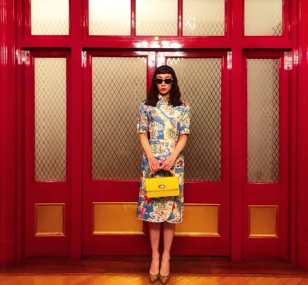 マドモアゼル・ユリアさんのインスタグラム写真 - (マドモアゼル・ユリアInstagram)「. 昨日は家族に雅叙園の中華レストラン"旬遊紀"で誕生日を祝ってもらいました！🎂㊗️ このチャイナドレスはこの間ケイタマルヤマさんの京都のポップアップで購入しました🥰🀄️🏮 ところで円卓って日本発祥なの知ってましたか？？👀 しかもこちらの雅叙園の創始者の方が考案したもので、写真に写ってる螺鈿の円卓が現存する最古のものと言われるんです！🤭💥 そのテーブルでご飯、凄いテンションアガりました🥰 Birthday dinner with my family at “Shunyuki” in @hotelgajoentokyo ❤️㊗️ Mandarin dress from @keitamaruyama_official 🥰 #雅叙園 #旬遊紀 #中華料理 #チャイナドレス」8月14日 9時50分 - mademoiselle_yulia