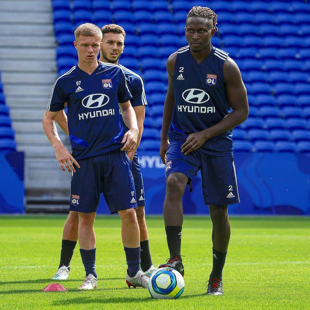 マプ・ヤンガ＝ムビワさんのインスタグラム写真 - (マプ・ヤンガ＝ムビワInstagram)「🏟 🦁  Entraînement au stade aujourd’hui ! 👌🏿 #work #training」8月14日 4時23分 - mapou.yangambiwa