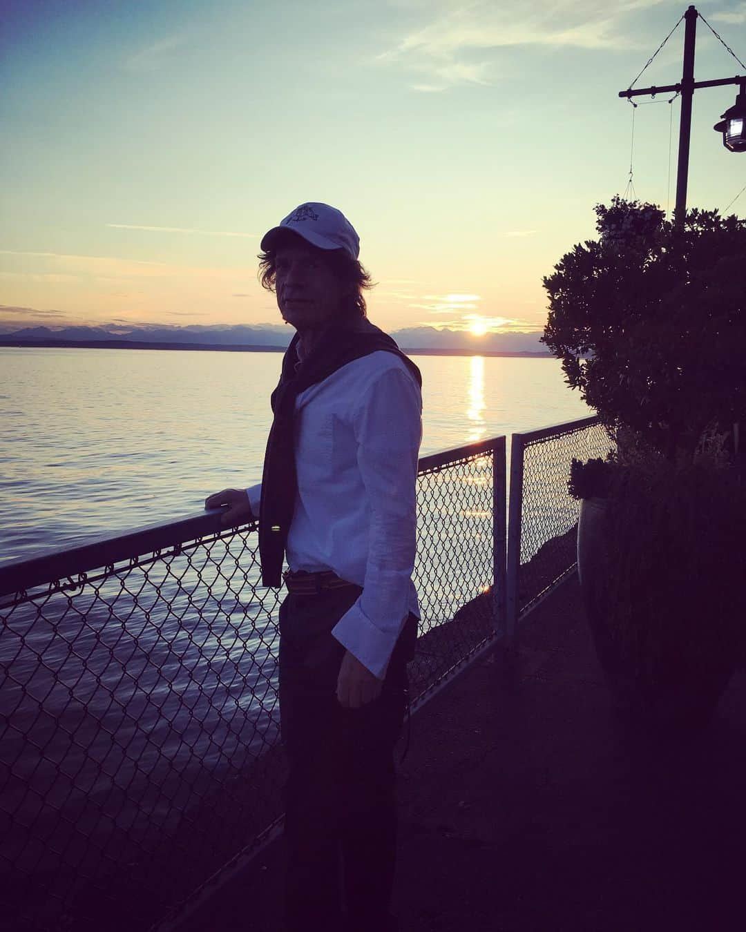 ミック・ジャガーさんのインスタグラム写真 - (ミック・ジャガーInstagram)「Watching the sunset in Seattle, last night.. see you all tomorrow!」8月14日 4時28分 - mickjagger