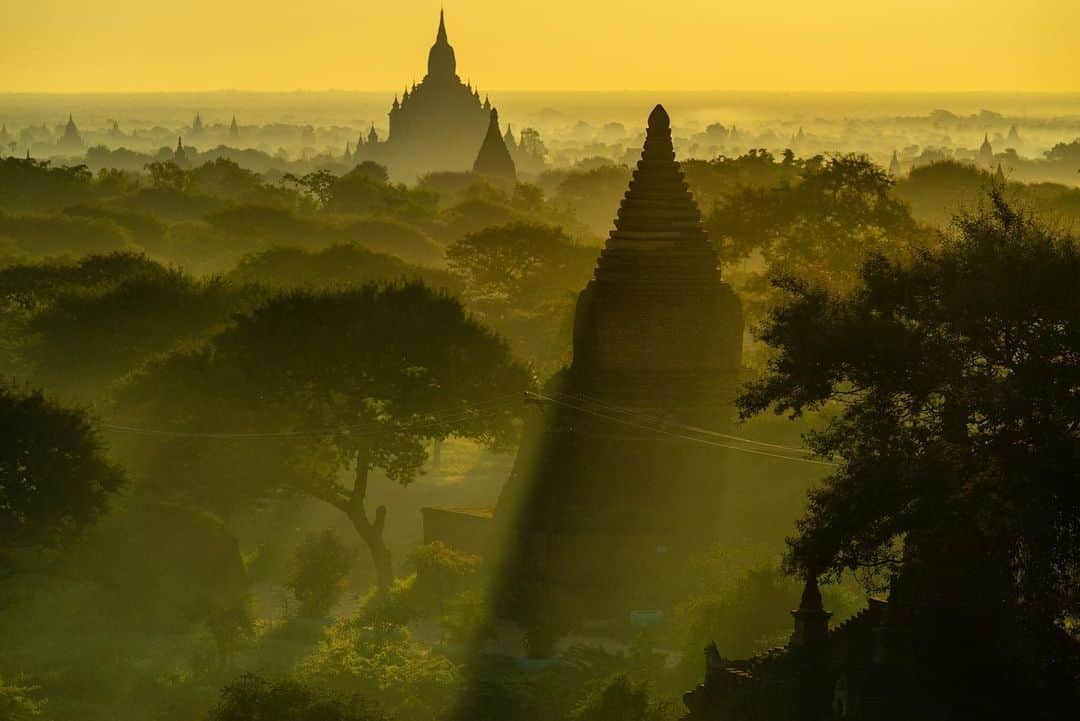 Michael Yamashitaさんのインスタグラム写真 - (Michael YamashitaInstagram)「Smoke from morning cooking fires layer the landscape. #Bagan #Myanmar #temples #pagodas」8月14日 4時38分 - yamashitaphoto