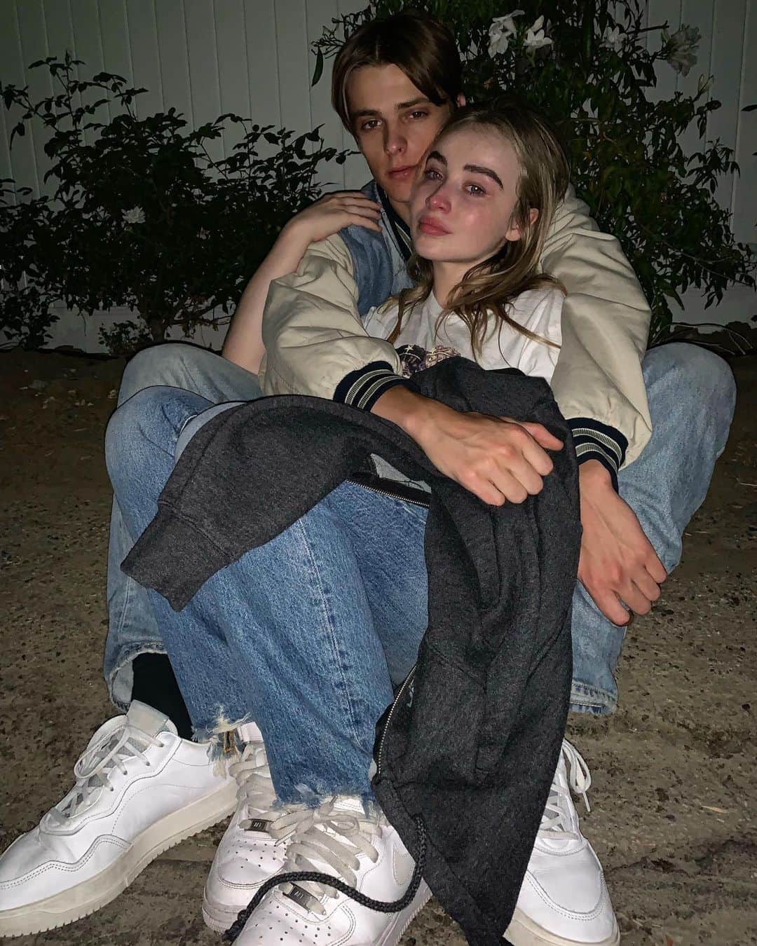 サブリナ・カーペンターのインスタグラム：「Happy 20th to the sweetest most platonic relationship in my life. I’m sorry i leaked your finsta and crammed eleven cookies into the VCR, but i love you more and more every day🎈」