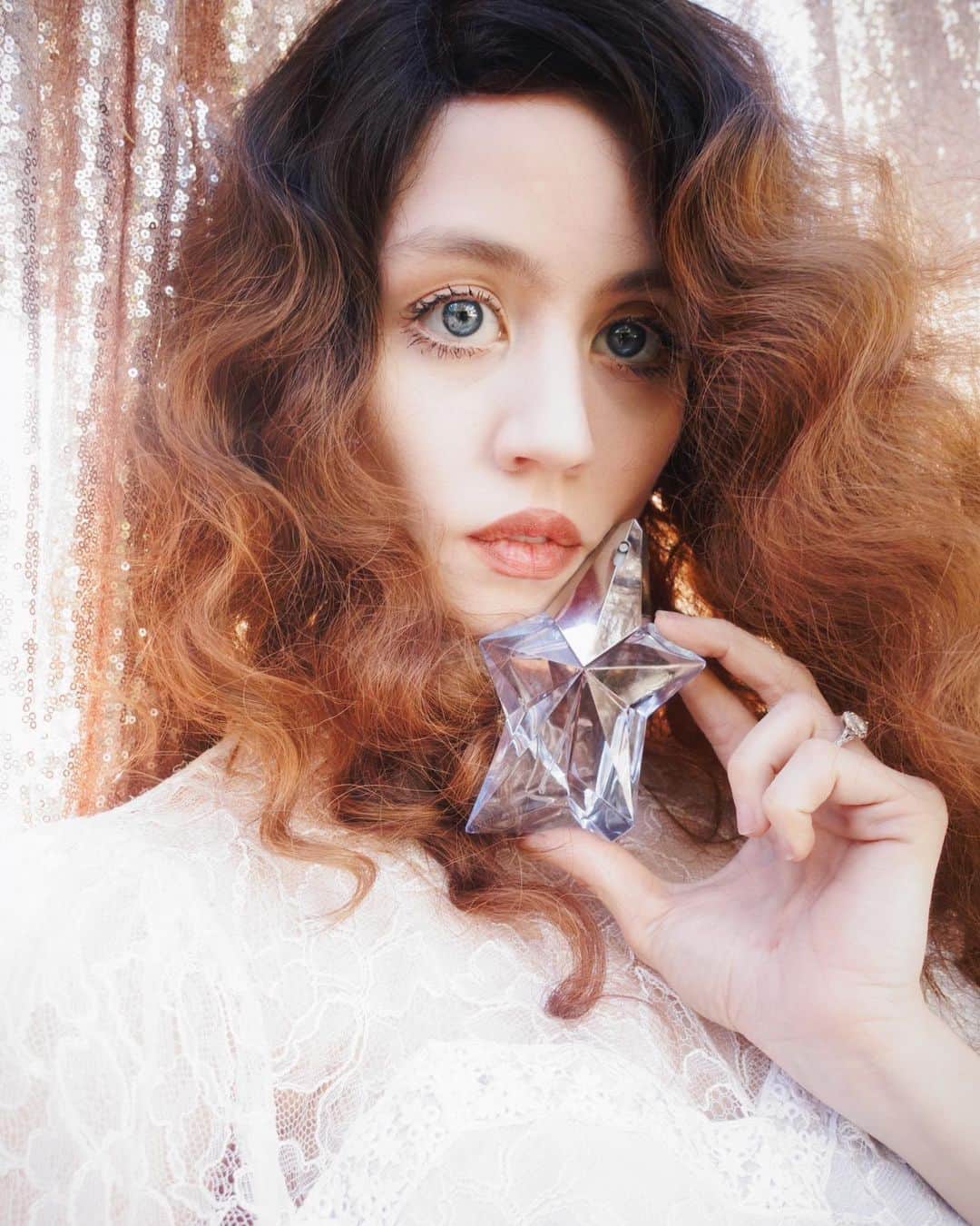 アリソン・ハーバードのインスタグラム：「❤️CONGRATULATIONS @isabellabarter ❤️#ANGELstar 🌸GIVEAWAY🌸  Tag 2 friends and follow @muglerofficial for a chance to win their new fragrance!  I have used @MuglerOfficial perfume for years and their new fragrance, ANGEL Eau de Toilette is Mugler’s iconic fragrance ANGEL reinterpreted. It is so dreamy. It smells like strawberries, peonies, and good dreams. *Will be picking a winner on Monday* #FreshNewStar  @muglerlovers #ANGELStar」