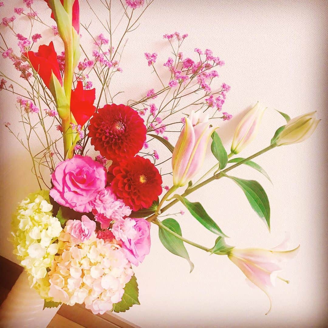 浅井未歩さんのインスタグラム写真 - (浅井未歩Instagram)「花を生けているときって無になれるから好き。  #お祝いのお裾分け  #ありがとう #花  #はな #flower」8月14日 4時56分 - asaimiho____24