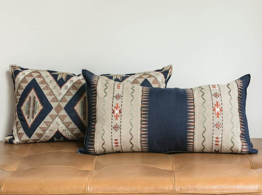 コーラル アンド タスクさんのインスタグラム写真 - (コーラル アンド タスクInstagram)「Introducing our new Sawtooth and Compass Appliqué pillows!🔹Swipe to see our Sawtooth Navy pillow featured in this month’s issue of @archdigest! Drawn from the spirit of the American West, our Sawtooth and Compass designs capture the sense of discovery unique to the mountain region.🌾Head over to our stories today to see the new designs in our red colorway and tell us which color is your favorite! #coralandtuskapplique #architecturaldigest #archdigest #adpro」8月14日 4時57分 - coralandtusk