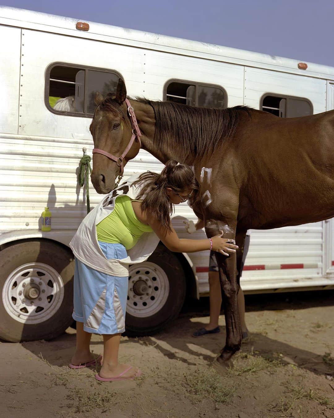 National Geographic Creativeさんのインスタグラム写真 - (National Geographic CreativeInstagram)「Photo by @erikalarsen888 | A girl paints her horse in preparation for the Indian Relay Race on the Shoshone-Bannock Tribes reservation in Idaho. #Culture #Horse #Idaho」8月14日 5時00分 - natgeointhefield