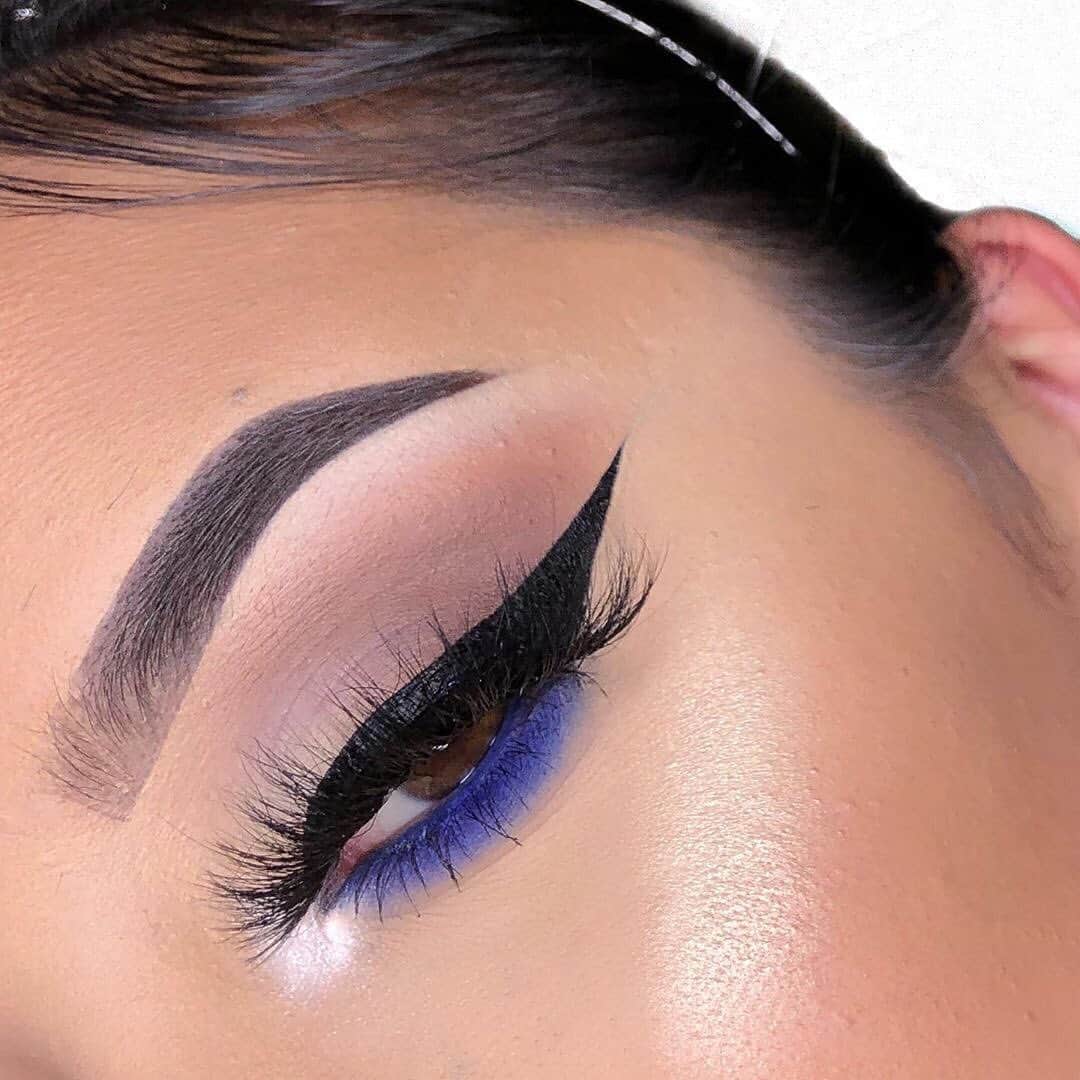 Benefit Cosmeticsさんのインスタグラム写真 - (Benefit CosmeticsInstagram)「This look by @jackierios_ has us feeling blue in the best way 💙 Her gorgeous #benefitbrows are made possible by #kaBROW! cream-gel in shade 6! #regram #friendswithbenefit」8月14日 5時01分 - benefitcosmetics