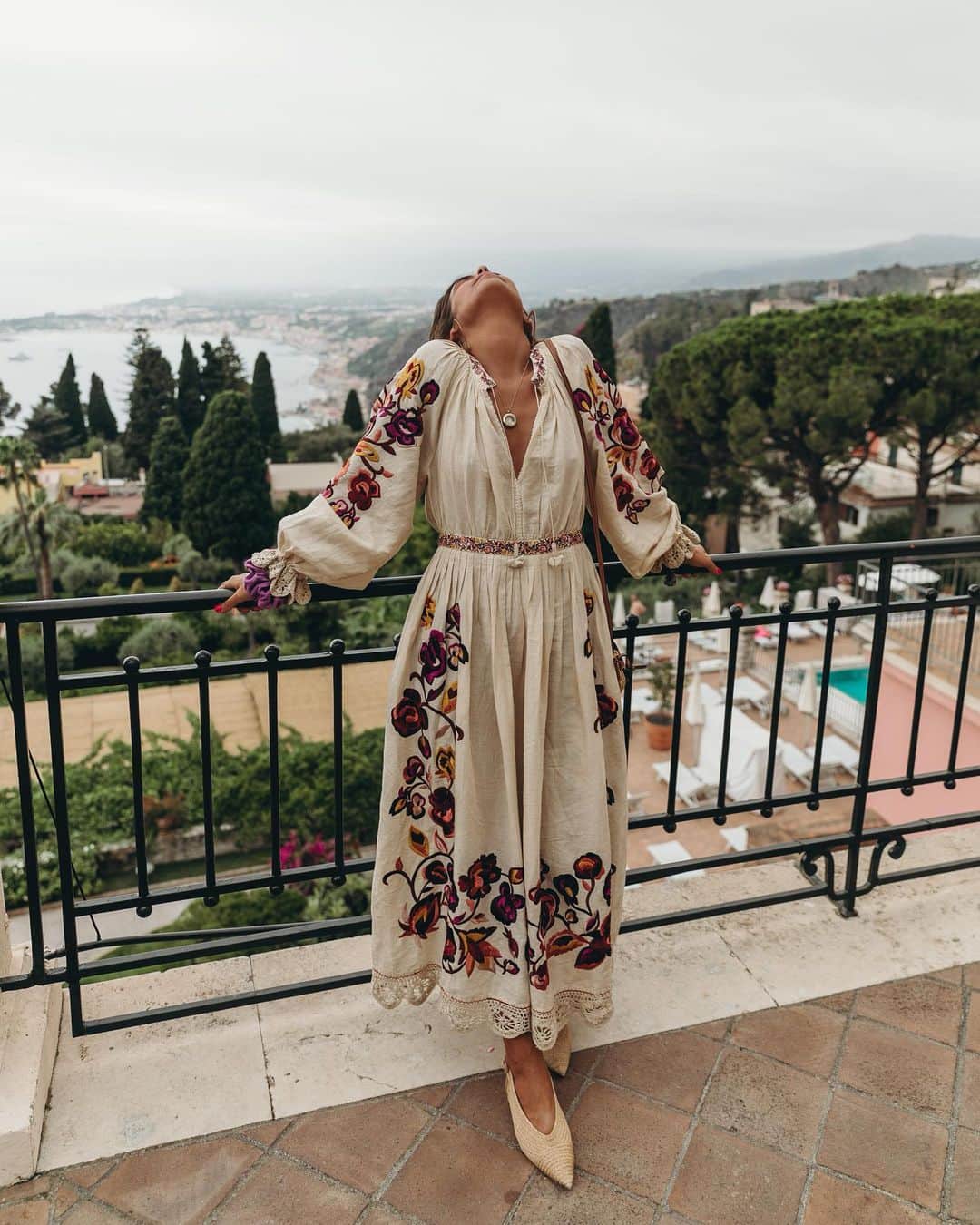 Collage Vintageさんのインスタグラム写真 - (Collage VintageInstagram)「Embroidered long dress 🌸🌺 Shop all my looks in the link in bio @ullajohnson #mystyle #ootd @belmondgrandhoteltimeo」8月14日 5時02分 - collagevintage