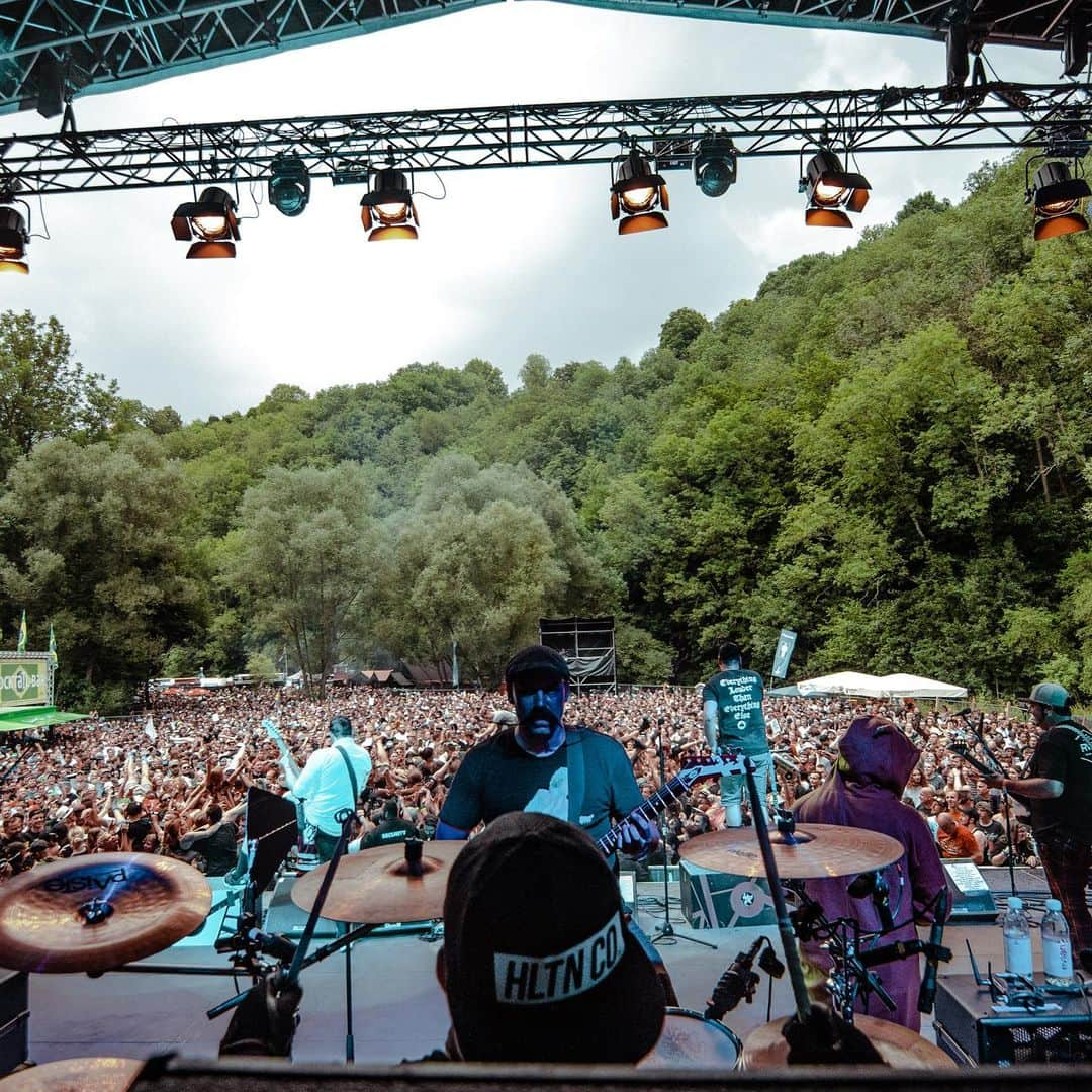 Zebraheadさんのインスタグラム写真 - (ZebraheadInstagram)「Here are some pics from @taubertalfestival on Sunday!! What a party that was!!!!! Danke!!! #Zebrahead #braininvaders #evhgear #deanmarkley #guitar #taubertalfestival #germany🇩🇪 📷by @suzimue」8月14日 5時11分 - zebraheadofficial