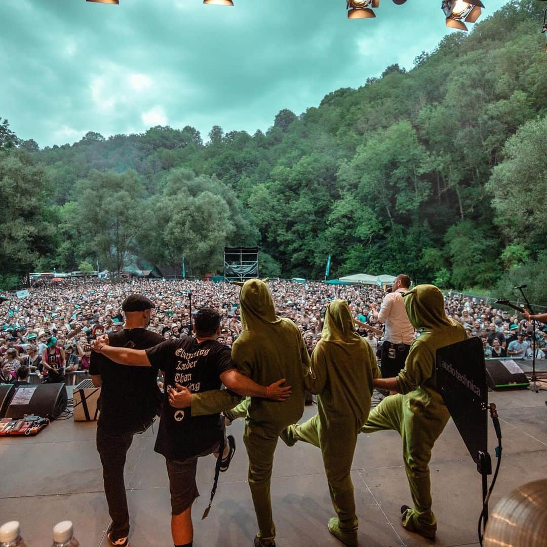 Zebraheadさんのインスタグラム写真 - (ZebraheadInstagram)「Here are some pics from @taubertalfestival on Sunday!! What a party that was!!!!! Danke!!! #Zebrahead #braininvaders #evhgear #deanmarkley #guitar #taubertalfestival #germany🇩🇪 📷by @suzimue」8月14日 5時11分 - zebraheadofficial