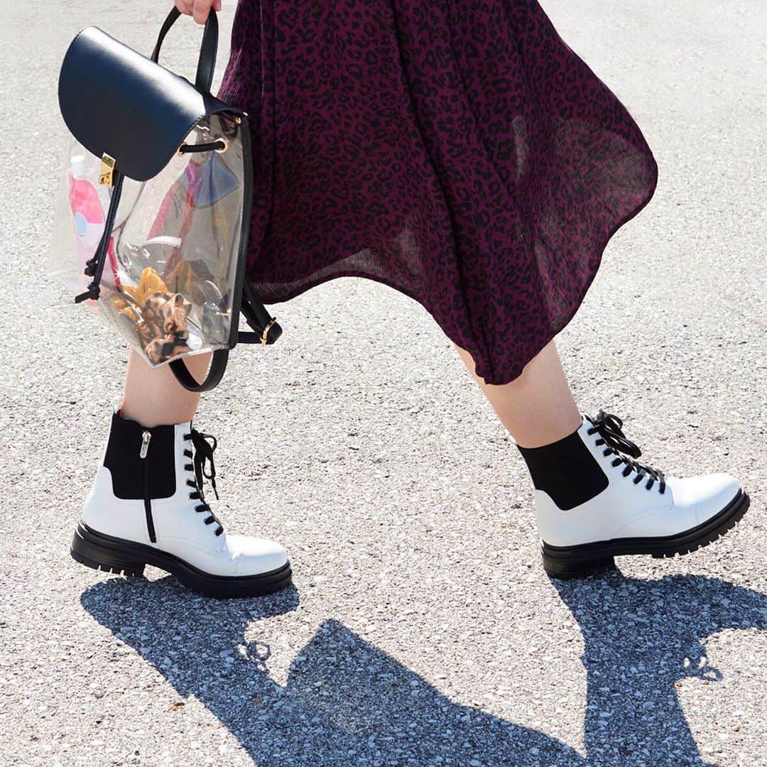ロック&リパブリックのインスタグラム：「Opt out of basic black for fall with white combat boots + a feminine midi dress. #tuesdayshoesday」