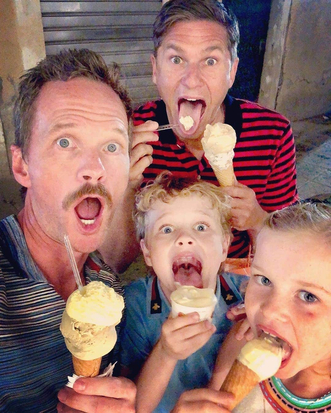 ニール・パトリック・ハリスさんのインスタグラム写真 - (ニール・パトリック・ハリスInstagram)「Happy Tuesday! 🍦🥰😍 #neilpatrickharris #davidburtka #nph #db #tagsforlikes #actors #lovethem #handsome #chef #repost #burtkaharris #family #burtkaharrisfamily #twins #gideonscott #harpergrace #papa #daddy #couple #husbands @nph @dbelicious ❤ [Repost from Neil & David]」8月14日 5時15分 - instagranph