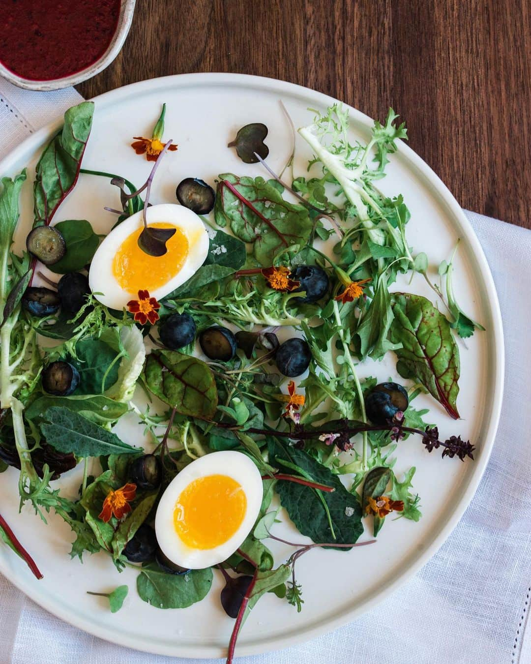 ティファニー・ティーセンさんのインスタグラム写真 - (ティファニー・ティーセンInstagram)「Sometimes all I want is something simple and fresh. This salad took me no time to make and is filled with greens from my garden, berries from my blueberry bush and eggs from my girls. #recipeontheblog #tastytuesdays #simplymade」8月14日 5時30分 - tiffanithiessen