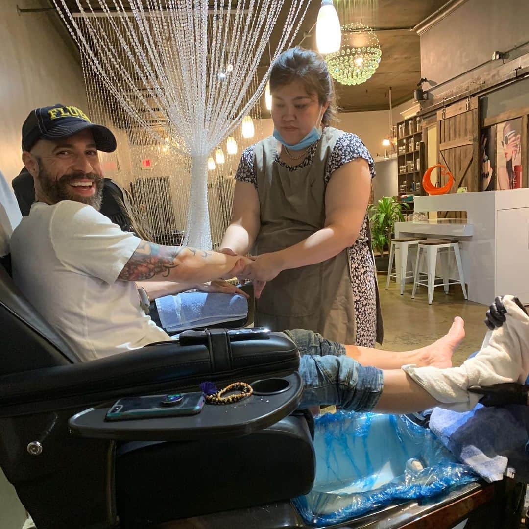 のインスタグラム：「Sometimes you just gotta treat yo self! Today I managed to do the following: A) Go to the gym B) Lunch with @privategirl_unprivatelife  C) Cryo Chamber D) Sauna E) Mani/pedi (any man who doesn’t do this or objects is missing out) And just to be clear...I’m not bragging about my amazing day of self care as much as I am shocked that it’s actually happening... These days don’t happen nearly enough. 📷 @privategirl_unprivatelife  #mani #pedi #selflove #selfcare #treatyoself #grateful」