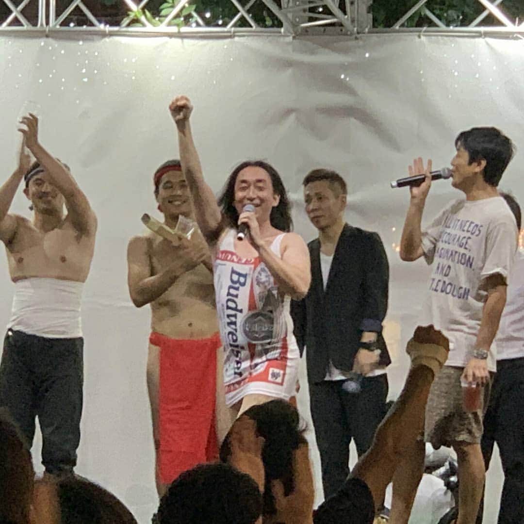 のインスタグラム：「8月11日、御徒町駅前のパンダ広場にて「シタマチパンダビアナイト」があり「パンダ1グランプリ」の決勝でした。 下町✖パンダ✖ビール 最高のイベントと言うことで、ネタはもちろんバドガールやったさ。 おかげさまで、優勝できました～ 私もついに賞レースのチャンピオンになりました。 ありがとうございます！ キートンと2匹のパンダの写真、とても気に入っています。 ツイートしてくれた方ありがとう、写真お借りしました。  #シタマチパンダビアナイト #パンダ1グランプリ #優勝 #キートン #バドガール」