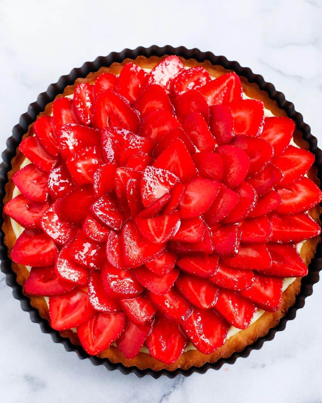 Easy Recipesさんのインスタグラム写真 - (Easy RecipesInstagram)「I love french pastries and this Strawberry French Tart is so delicious it’s better that the one in Paris😛. It’s made with a light and airy créme patissiére (which I am a pro at) and topped with delicious glazed strawberries. You can use any fruit topping you like with this recipe. Grab the full recipe from my blog. Link in my bio.  https://www.cookinwithmima.com/strawberry-french-tart/」8月14日 5時50分 - cookinwithmima