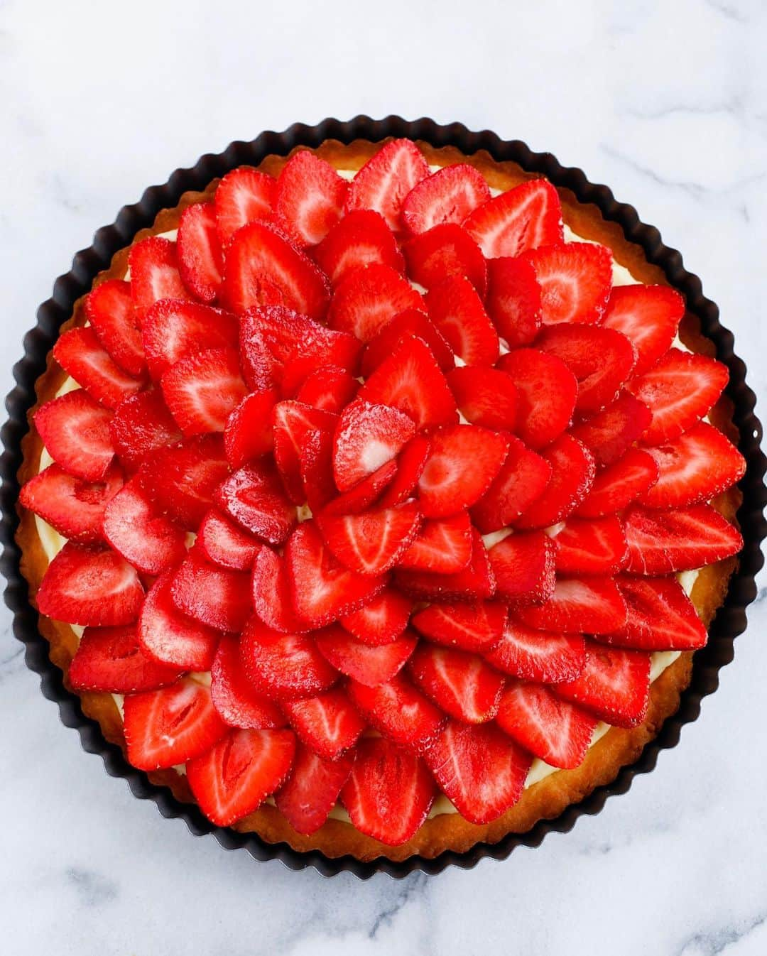 Easy Recipesさんのインスタグラム写真 - (Easy RecipesInstagram)「I love french pastries and this Strawberry French Tart is so delicious it’s better that the one in Paris😛. It’s made with a light and airy créme patissiére (which I am a pro at) and topped with delicious glazed strawberries. You can use any fruit topping you like with this recipe. Grab the full recipe from my blog. Link in my bio.  https://www.cookinwithmima.com/strawberry-french-tart/」8月14日 5時50分 - cookinwithmima