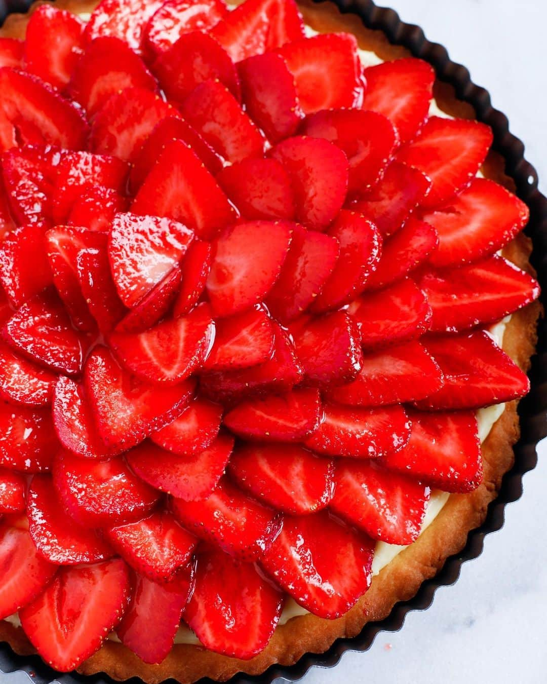 Easy Recipesさんのインスタグラム写真 - (Easy RecipesInstagram)「I love french pastries and this Strawberry French Tart is so delicious it’s better that the one in Paris😛. It’s made with a light and airy créme patissiére (which I am a pro at) and topped with delicious glazed strawberries. You can use any fruit topping you like with this recipe. Grab the full recipe from my blog. Link in my bio.  https://www.cookinwithmima.com/strawberry-french-tart/」8月14日 5時50分 - cookinwithmima