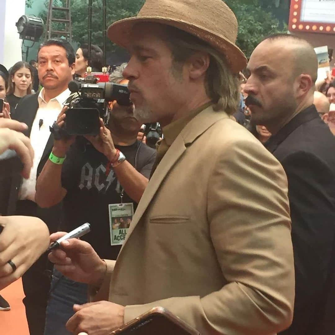 Primer Impactoさんのインスタグラム写真 - (Primer ImpactoInstagram)「El actor #BradPitt visita 🇲🇽 y revela cuál es su comida mexicana favorita.  Dale clic al enlace en nuestra bio para ver qué dijo el actor #PrimerImpacto. 📷: @inesmoreno1 #OnceUponATimeInHollywood」8月14日 5時53分 - primerimpacto